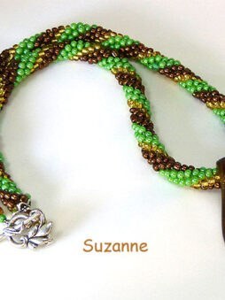 Collier de perles Suzanne. Chez www.metiersdart-cadeaux.com, vous trouverez une sélection superbe des colliers de perles