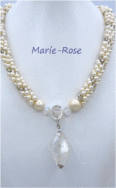 collier de perles Marie-Rose. Magnifique collier de  perles blanches avec insertion de perles de verre transparentes   Dans le centre il y a deux grosses perles blanches et deux plus petites perles de verre avec un pendentif  une perles ovale  transparente le tout terminé par un fermoir a bascule Il y a un certificat d’authenticité Longueur 19 1/2 pouces (50 cm)  le pendant: 4 cm