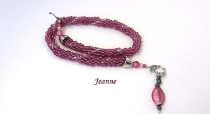 collier de perles Jeanne Ce collier de perles a été créé avec des perles de verre rose et insertion de perles transparente. Le tout terminé par un embout de métal argent et deux grosses perles rose et une petite perle argent et une autre petite perles argent, le fermoir est décoratif et a bascule. Il a une pierre rose ovale. Pièce unique avec son certificat. Longueur 51 cm pendentif 6 cm.