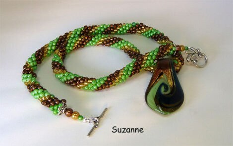 Achetez votre collier sur le site www.metiersdart-cadeaux.com,votre collier en perle sera unique