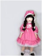 poupée de chiffon Poupée de chiffon peinte à la main Faite de matériaux modernes, mes vêtements rose sont lavables, ma robe et mon chapeau sont rose J’ai les yeux gris et les cheveux bruns. Vous pouvez me coiffer à votre guise. de la hauteur de mes 52 cm j’aimerais vous appartenir. Je suis bourrée avec de la fibre de polyester non allergène. www.metiersdart-cadeaux.com