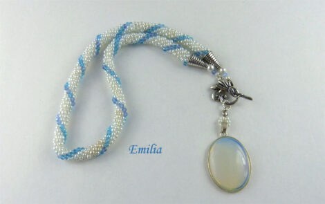 Collier de perles Emilia-www.metiersdart-cadeaux.com