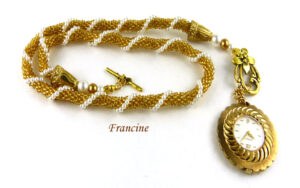 collier de perles Francine. collier de perles Francien Ce collier unique, il est fait de perles l est composé de perles or avec insertion de perles blanches surélevées qui lui donne un chic fou. son pendentif est une montre rétro qui fonctionne très bien, elle n’est pas a piles il faut tourner sa couronne./www.metiersdart-cadeaux.com