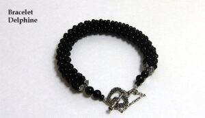 Bracelet de perles noires crocheté avec fermoir en forme de coeur, ce fermoir est idéal pour les personnes qui ont de la difficulté avec leurs mains.