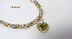 Collier de perles en verre transparent avec insertion de perles jaune et fermoir pour les personnes qui ont de la difficulté pour attacher leur collier.