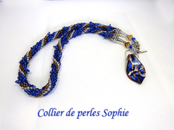 Superbe collier de perles bleu foncé et bleu pâle avec insertion de perles de verre transparent et brunes ainsi que des perles bleues surélevé. Ce collier a un fermoir décoratif de couleur argent, ce qui aide les personnes qui ont des difficultés de vision et aux personnes qui ont des douleurs aux mains de l'attacher facilement le collier. Au centre du collier, il y a une pièce de verre bleu, argenté et or. Sa longueur est de 59 cm son diamètre de 4 cm, le tout pour 59.99 $ taxes incluses et livraison gratuite au Canada, cependant nous livrons dans le monde