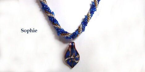Collier de perles Sophie couleurs bleue, verre transparent et brun avec un pendentif en verre bleue, brun et verre blanc