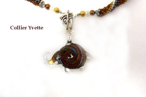 Collier de perles Yvette avec pièce de verre éléphant