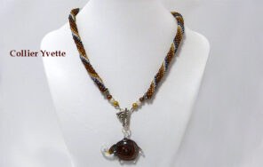 collier de perles Yvette avec pièce de verre éléphant