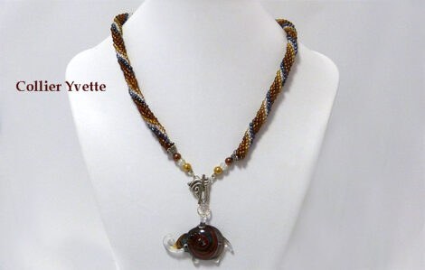 collier de perles Yvette avec pièce de verre éléphant