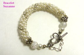 Bracelet de perles Suzanne, Ce magnifique bracelet est composé de perles blanches avec insertion de perles de verre transparent. Son fermoir est facile à bien fermer, ce bracelet il est composé d'une solide attache avec un coeur est une insertion dans ce dernier pour le solidifier, il vient avec chaine de sécurité. La livraison est gratuite au Canada seulement, cependant nous livrons dans le monde entier.
