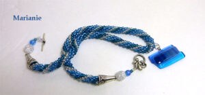 Collier de perles de verre de verre bleu avec insertion de perles turquoise et aussi une ligne de perles de verre blanche (transparente) avec un pendentif de verre dans les mêmes teintes la pièce de verre est une création unique de Mme Diane Gagné. Son fermoir est idéal pour les personnes qui ont de la difficulté avec leurs mains.
