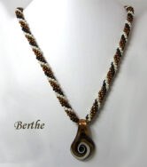 Collier de perles Berthe, Sa création est unique et fabriquée avec des perles ayant les couleurs bronze avec insertion de perles blanches et noires.