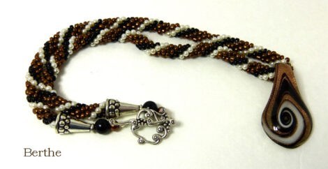 Collier de perles Berhe, Sa création est unique et fabriquée avec des perles ayant les couleurs bronze avec insertion de perles blanches et noires.
