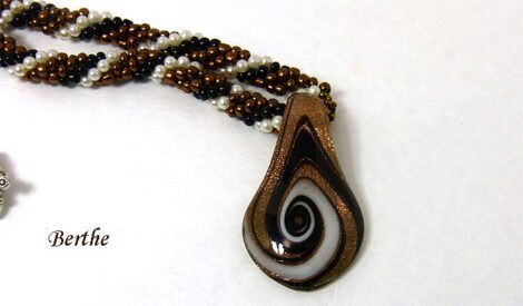 Collier de perles Berthe, Sa création est unique et fabriquée avec des perles ayant les couleurs bronze avec insertion de perles blanches et noires.