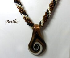 Collier de perles Bethe, Sa création est unique et fabriquée avec des perles ayant les couleurs bronze avec insertion de perles blanches et noires.