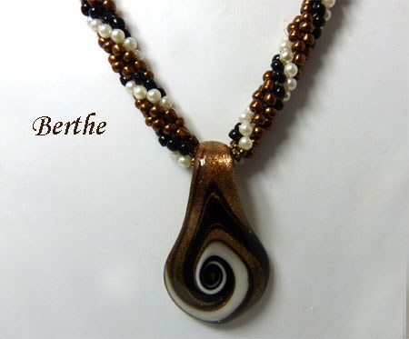 Collier de perles Bethe, Sa création est unique et fabriquée avec des perles ayant les couleurs bronze avec insertion de perles blanches et noires.