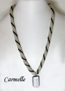 Collier de perles Berthe,Ce collier perles en verre tchèque (perles de rocaille) en deux tons de couleur transparente et noire. Le collier est terminé par un cône argent et des perles noires et transparentes. Longueur 62 cm incluant le fermoir, le pendentif fait 4 cm. Le fermoir est a bascule et parfait pour les douleurs aux mains.