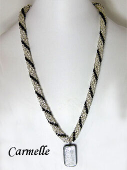 Collier de perles Berthe,Ce collier perles en verre tchèque (perles de rocaille) en deux tons de couleur transparente et noire. Le collier est terminé par un cône argent et des perles noires et transparentes. Longueur 62 cm incluant le fermoir, le pendentif fait 4 cm. Le fermoir est a bascule et parfait pour les douleurs aux mains.