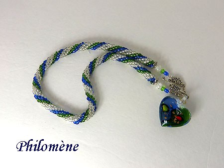 Collier de perles de verre transparent avec insertion de perles de verre bleue et verte. Pendendif de verre reproduisant les mêmes couleurs.