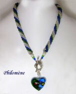 Collier de perles de verre transparent avec insertion de perles de verre bleue et verte. Pendendif de verre reproduisant les mêmes couleurs.