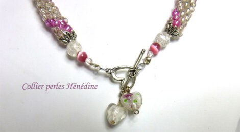 Collier de perles de verre transparent avec insertion de perles roses.