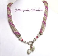 Collier de perles de verre transparent avec insertion de perles roses.