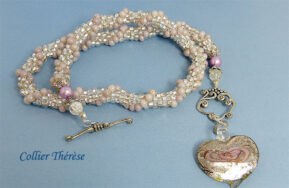 Collier de perles en verre transparent avec insertion de perles rose.