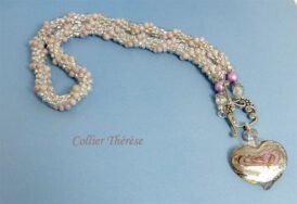 Collier de perles en verre transparent avec insertion de perles rose.
