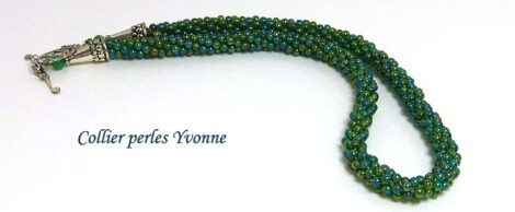 Collier de perles de couleur jade.