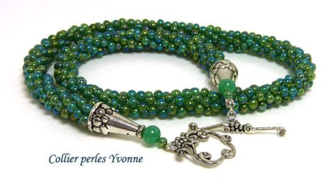Collier de perles de couleur jade.