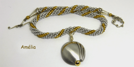 Collier de perles fait à la main avec des perles argenté et insertion de perles or. Dans le centre il y a un pendentif en aluminium vantage fait aussi a la main. Le tout est terminé avec un fermoir décoratif et facile à attacher. Ce collier est une pièce unique