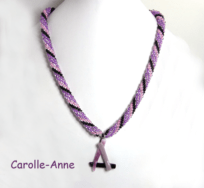 Collier crocheté de perles mauves avec insertion de perles rose et noires, dans le centre il y a un pendentif de trois tiges de verre avec les mêmes couleurs que le collier ce pendentif est une pièce unique créée par une artiste Lavaloise. Le fermoir est décoratif de couleur argentée et facile à attacher.