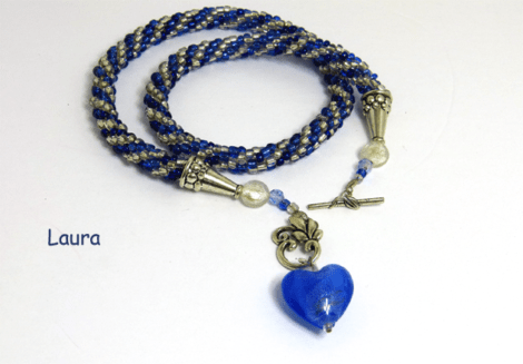 Collier de perles de rocaille fait au crochet de couleur bleue avec insertion de perles verre transparent, Il est terminé avec un fermoir décoratif et facile pour attacher le collier. Joint a ce fermoir il y a un petit coeur bleu qui termine avec élégance ce dernier