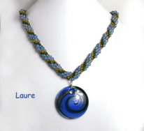 collier de perles vertes avec insertion de perles vertes et or