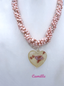 Ce collier de perles apportera la touche finale à votre tenue. Il a un fermoir décoratif. Il a été créé avec des perles roses et des insertions de perles de verre transparentes. Le pendentif a la forme d'un coeur en verre transparent et insertion de subtile couleur de rose il mesure: 48 cm x 4 cm