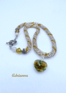 Collier de perles de verre transparent avec insertion de perles or.. Ce dernier est une création unique faite au crochet. Ce collier de perles est lumineux exactement ce dont vous avez besoin ! Il mesure 49 centimètres pendentif faits 13 centimètres est de couleur transparente avec de petites fleurs jaunes. Fermoir qui aide les personnes ayant des douleurs aux mains.