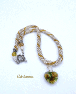 Collier de perles de verre transparent avec insertion de perles or.. Ce dernier est une création unique faite au crochet. Ce collier de perles est lumineux exactement ce dont vous avez besoin ! Il mesure 49 centimètres pendentif faits 13 centimètres est de couleur transparente avec de petites fleurs jaunes. Fermoir qui aide les personnes ayant des douleurs aux mains.