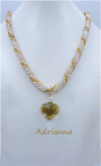 collier de perles Adrianna. Vous voulez ajouter de la fraîcheur à votre apparence? vous y parviendrez avec ce collier de perles de verre.. Ce collier de perles est lumineux exactement ce dont vous avez besoin ! Il es composé de perles de verre transparente avec insertion de perles or il est terminé par des embouts de métal argent et un fermoir a bascule.Il mesure 49 centimètres pendentif faits 13 centimètres