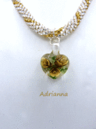 collier de perles Adrianna. Vous voulez ajouter de la fraîcheur à votre apparence? vous y parviendrez avec ce collier de perles de verre.. Ce collier de perles est lumineux exactement ce dont vous avez besoin ! Il es composé de perles de verre transparente  avec insertion de perles or