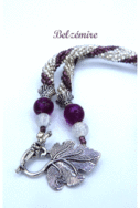 Collier fait a la main ce collier est crocheté avec des perles transparentes et insertion de perles mauve. Les matériaux suivants ont été utilisés des perles de rocaille. Ce beau collier est fait de perles tchèques de haute qualité. Très flexible et confortable à porter. Le collier est parfait pour porter tous les jours et dans des occasions spéciales. Longueur du collier : (60 cm).