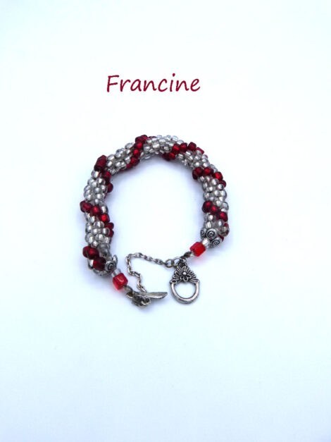 Bracelet de perles de verre Francine composé de perles transparentes et de perles rouges et terminé par un embout de métal argent et une fermoir a bascule Bracelet de perles de verre fait main avec un style de Casual. longueur 17 cm