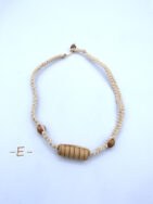 Collier E pour gracons et filles il est tressé avec une corde au centre il a une perle en bois rectangulaire et deux autre perles de bois terminé avec une attache sur une petite boule de bois il mesure 32 cm.