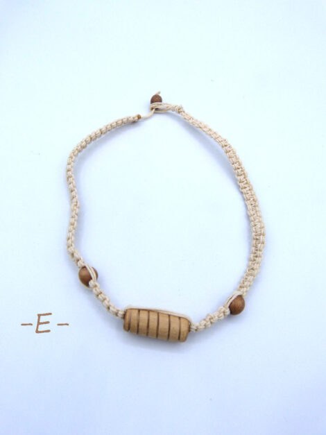 Collier E pour gracons et filles il est tressé avec une corde au centre il a une perle en bois rectangulaire et deux autre perles de bois terminé avec une attache sur une petite boule de bois il mesure 32 cm.