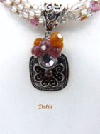 Collier de perles fait avec des perles rocaille en verre clair et insertion de perles or et rose. Pour faire ce collier, des perles rocaille ont été utilisées et terminées par des cônes métal argent ainsi que des perles blanches, rose, et brunes d'une longueur de 57 cm Le pendentif est composé d'une base carrée avec des perles rose et jaune, sa longueur est de 3 cm