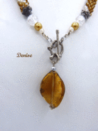 collier de perles Denise, collier crocheté avec des perles or et une insertion de perles transparentes.  Fini avec un pendentif de verre or et un fermoir a bascule livré dans un sac cadeau  Merci pour votre visite et bon magasinage !  Cette pièce est unique elle est accompagnée d’un certificat d’authenticité. Il mesure 53 cm le pendant 3 cm.