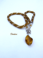 collier de perles Denise, collier crocheté avec des perles or et une insertion de perles transparentes. Fini avec un pendentif de verre or et un fermoir a bascule livré dans un sac cadeau Merci pour votre visite et bon magasinage ! Cette pièce est unique elle est accompagnée d’un certificat d’authenticité. Il mesure 53 cm le pendant 3 cm.