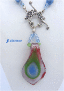 Collier de perles Fabienne est composé de Les couleurs sont bleu vert et des insertions de rouge. terminé par des embouts de métal argent une grosse perle Shambala  bleu et deux petites perles et un magnifique fermoir a bascule décoratif argent. Son pendentif est en forme de larme avec des couleurs verte, bleu et rouge.