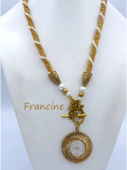 collier de perles Francien Ce collier unique, il est fait de perles l est composé de perles or avec insertion de perles blanches surélevées qui lui donne un chic fou. son pendentif est une montre rétro qui fonctionne très bien, elle n’est pas a piles il faut tourner sa couronne.