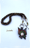 Un collier de perles de verre qui va correspondre à faire un effet que vous souhaitez laisser paraître. Parce que la perle donne incontestablement un style chic. Le collier de perles Jacinthe est composé de perles noires avec insertion de perles or et brune. Le fermoir est idéal pour les personnes qui ont des douleurs aux mains. Il mesure 55 cm incluant le fermoir. Le pendentif mesure 5 cm